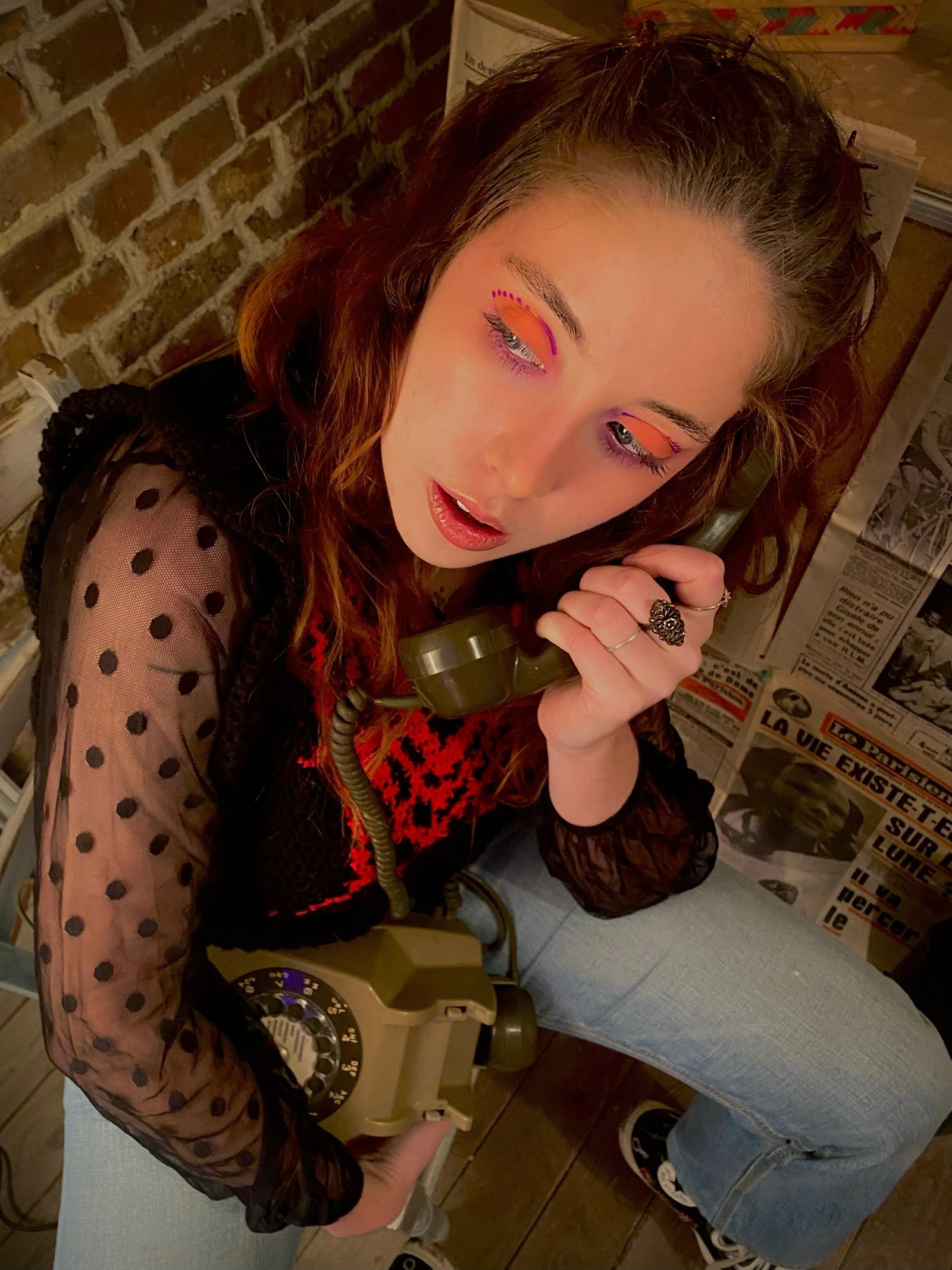 Nina regardant à gauche avec un téléphone à la main