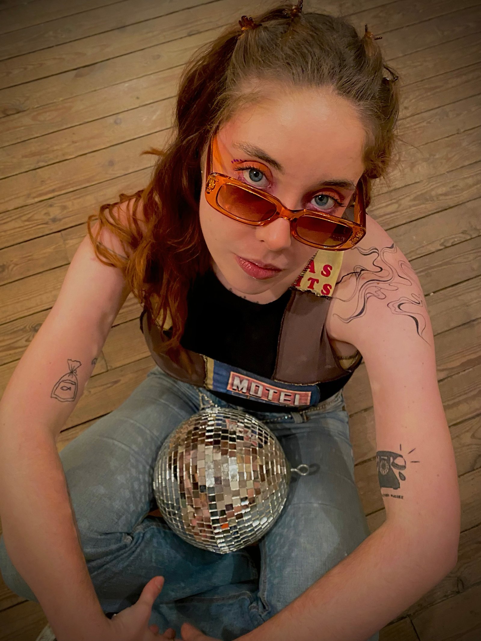 Nina avec une boule disco