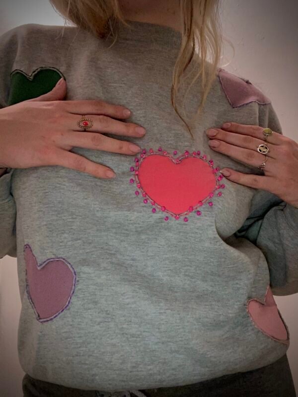 Sweatshirt cœurs – Image 2
